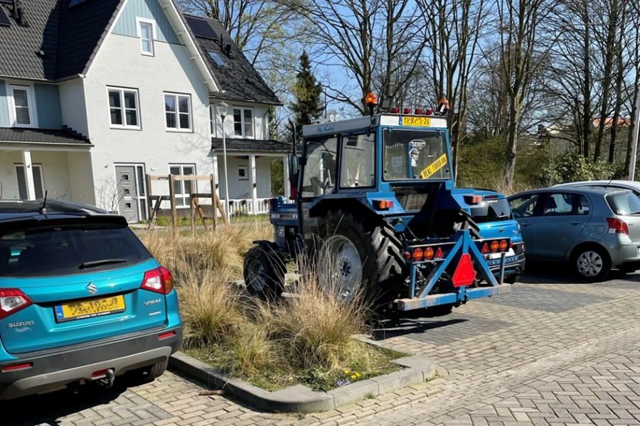 Tractor parkeert in parkeervak